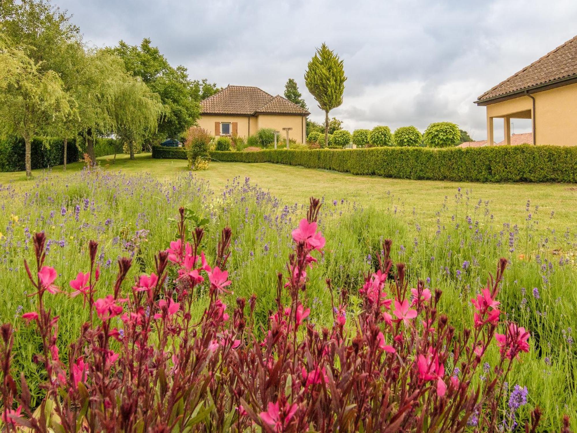 Modern Holiday Home In Aquitaine Saint-Nexans Bagian luar foto